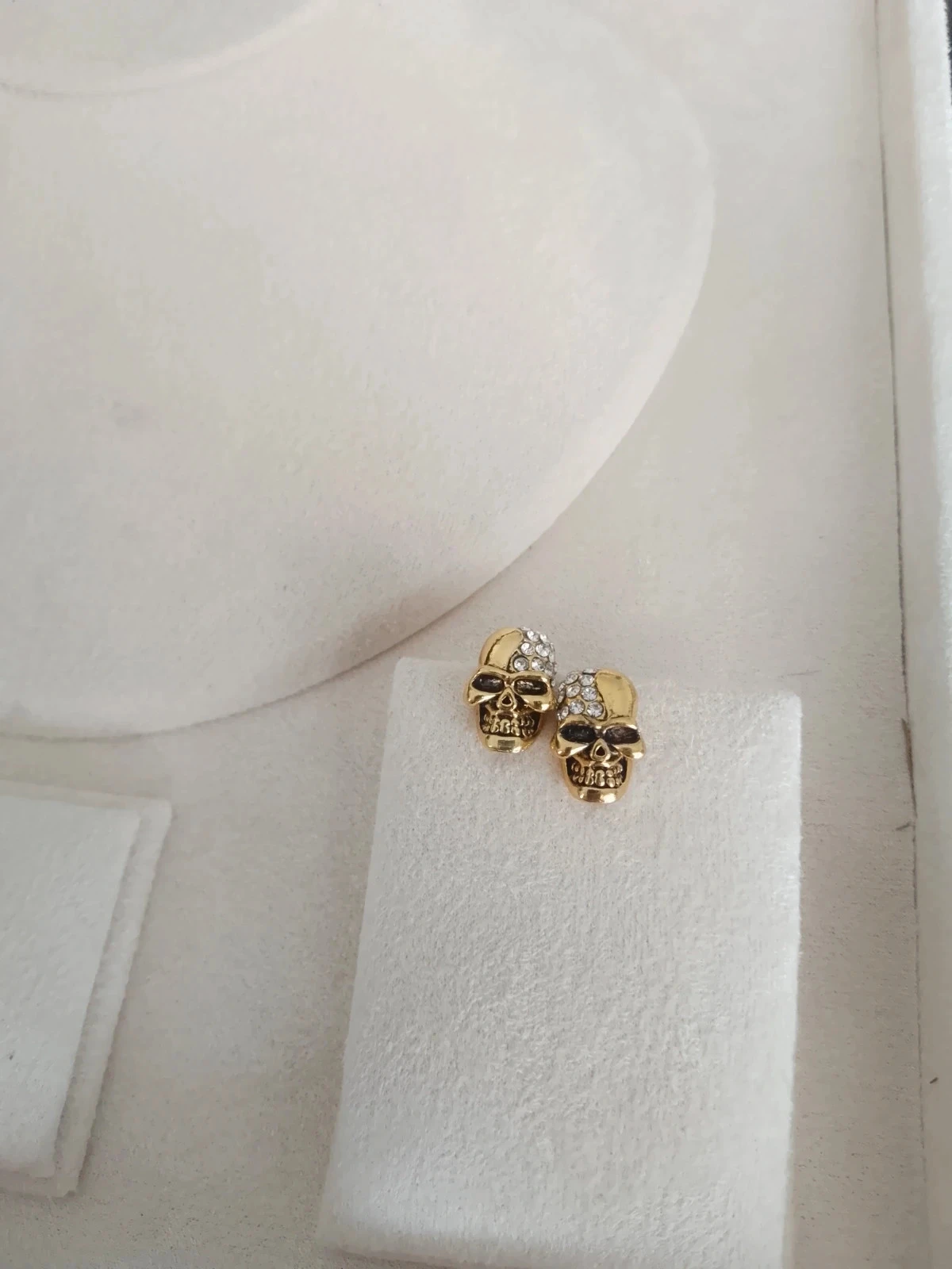 Pendientes calaveras doradas con circonitas – photo 3
